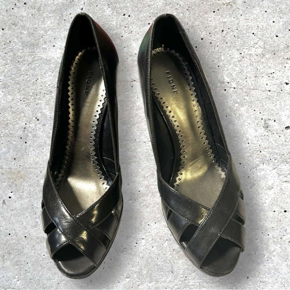 FIONI Black Cross Strap Heels. Size 8